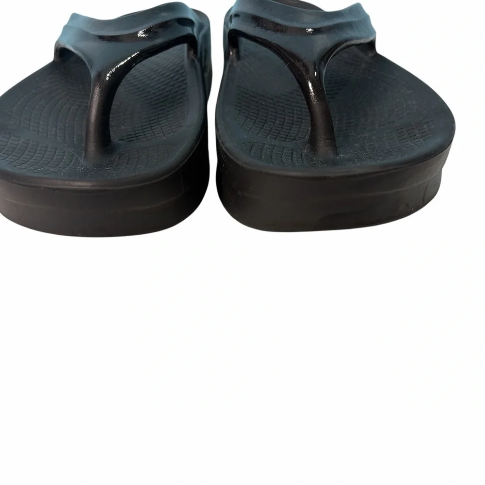 OOFOS Women’s Size 6 Recovery Oolala Luxe Shiny Black Comfort Thong Sandals